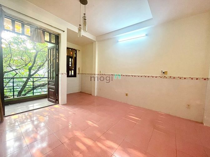 Hình ảnh Phòng rộng có bancol có máy lạnh