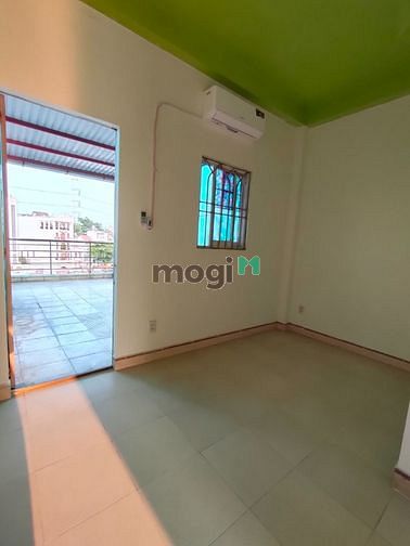 Hình ảnh Phòng rộng có bancol có máy lạnh