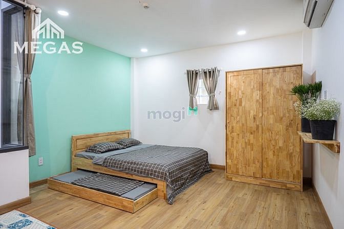 Hình ảnh chdv ngay sau lưng Lãnh sự quán Mỹ q1