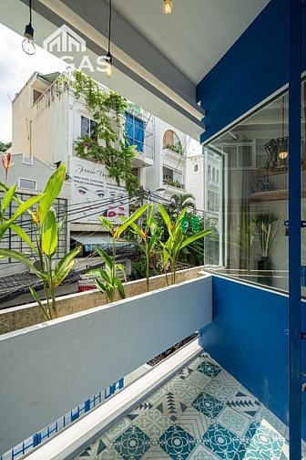 Hình ảnh chdv ngay sau lưng Lãnh sự quán Mỹ q1