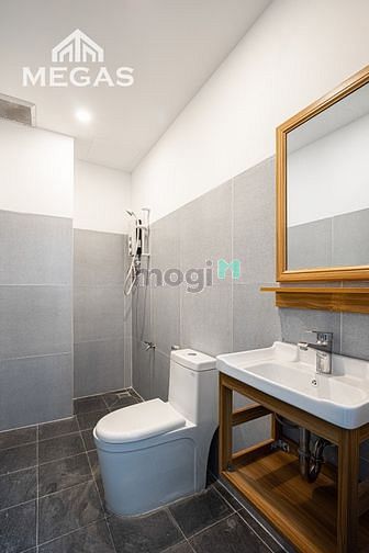 Hình ảnh chdv ngay sau lưng Lãnh sự quán Mỹ q1