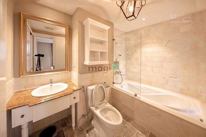 Hình ảnh Hoa Mộc Lan bên ô cửa .