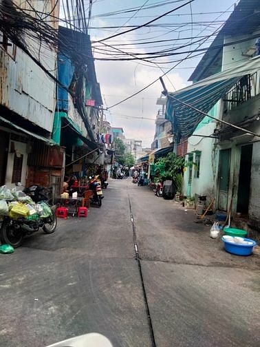 Hình ảnh Nhà đang sơn mới 4x15m hẻm xe tải Lạc Long Quân