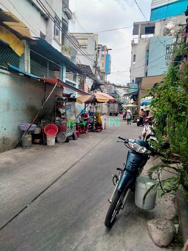 Hình ảnh Nhà đang sơn mới 4x15m hẻm xe tải Lạc Long Quân