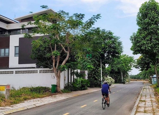 Hình ảnh Mở bán lô đất 100m2 duy nhất 2 tỷ 1 tại Lê Văn Việt Quân 9 + sổ hồng