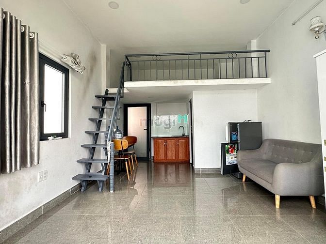 Hình ảnh CHDV ngay Đặng Thuỳ Trâm sát Văn Lang cs3