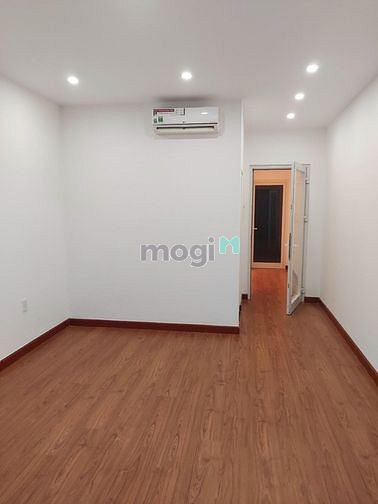 Hình ảnh Cho thuê nhà hẻm 8m 540 Cách Mạng Tháng 8, Quận 3.