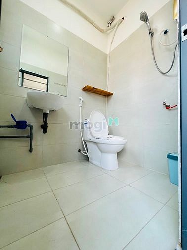 Hình ảnh Phòng có ban công cửa sổ thoáng mát.