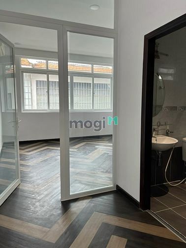 Hình ảnh Cho thuê Nhà MT Nguyễn Thái Bình,Q.1. DT: 4 x 18m, trệt, 1 lầu, 5p,4wc