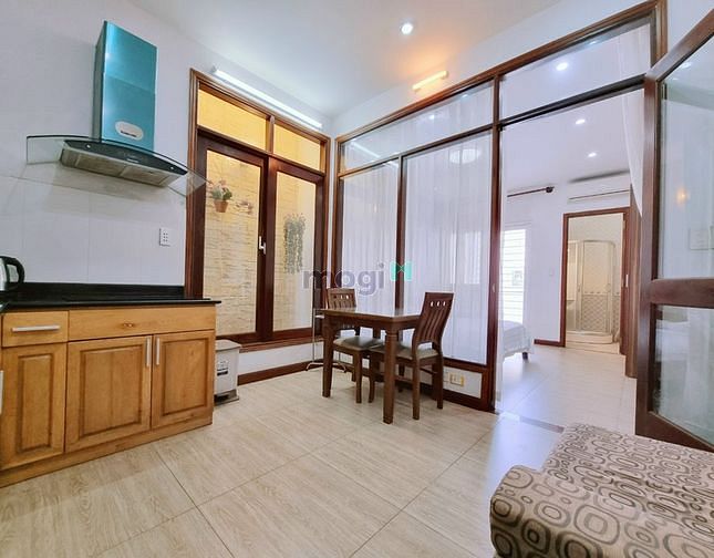 Hình ảnh 1 phòng ngủ ban công quận 3 có dịch vụ dọn phòng