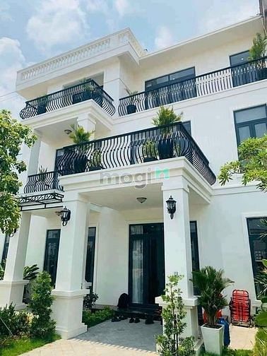 Hình ảnh Cho thuê căn Biệt Thự sân Golf 3 lầu full nội thất vào ở ngay