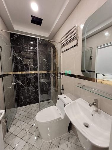 Hình ảnh Nhà gần Vincom, hẻm 3m thông, xây BTCT.