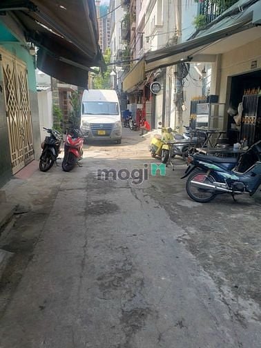 Hình ảnh Nhà 7PN vi trí đẹp Trần Hưng Đạo Quận 1