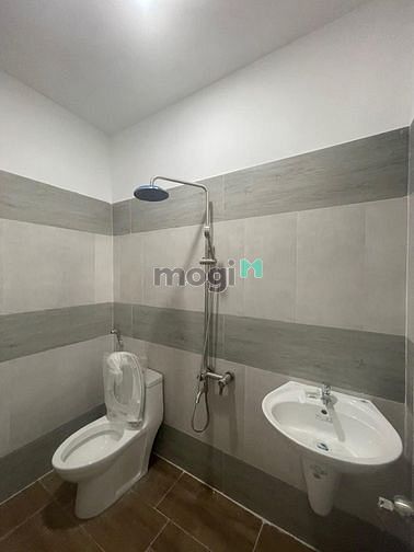 Hình ảnh phòng ban công sạch sẽ, mới gần chợ Đường