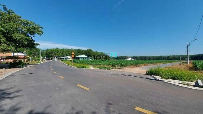 Hình ảnh Bán gấp lô góc 2MT DT 920M2 thổ cư giá 460TR. Đất ngay thị xã, sát chợ