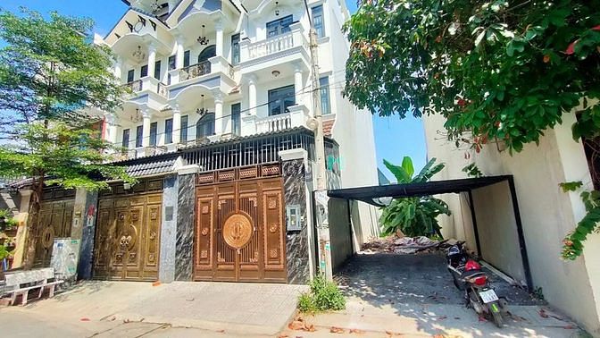 Hình ảnh Hẻm xe hơi đất đẹp sạch đối diện Gigamall Phạm Văn Đồng DT 80m2 sổ đỏ