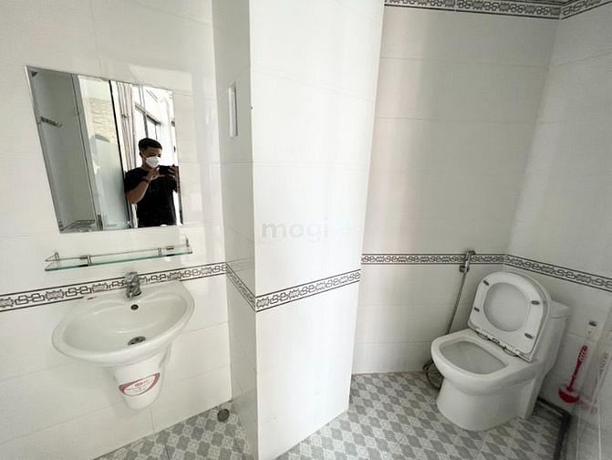 Hình ảnh Phòng Bancol Hẻm Lớn Xe Hơi Yên Tĩnh Đầy Nắng Gió