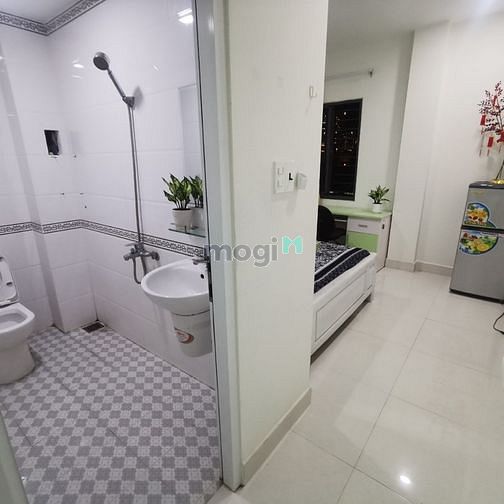 Hình ảnh Phòng Bancol Hẻm Lớn Xe Hơi Yên Tĩnh Đầy Nắng Gió