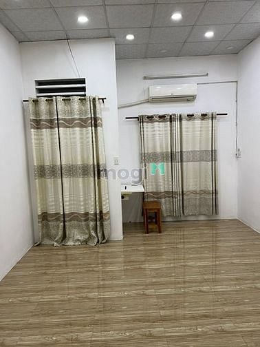 Hình ảnh Phòng ban công đường Đoàn Văn Bơ, giá 4tr5