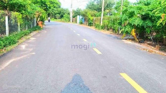 Hình ảnh Bán gấp 1000M2 đường lớn 12M, ngay trung tâm thị xã. 260 TRIỆU