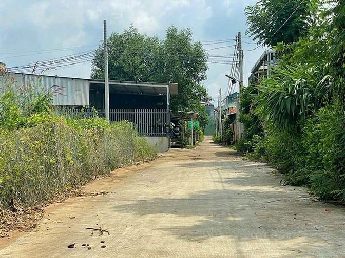 Hình ảnh BÁN 3.518M2 đất Thổ Cư Sát KCN, đường nhựa 18M, gần Chợ, Giá 300TR