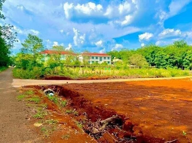 Hình ảnh BÁN LỖ 3 lô đất 676m2 ngay trung tâm thị xã, sát QUỐC LỘ 13. Giá 140TR