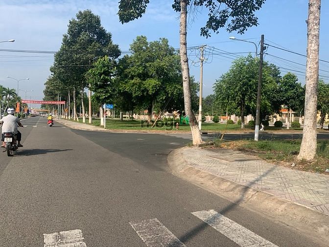 Hình ảnh Kẹt tiền cần bán gấp 2 miếng đất liền kề 210m2 ngay TT hành chính