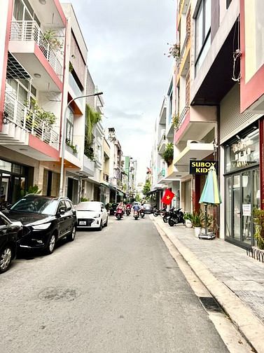 Hình ảnh Cho thuê nhà 4 tầng - 3 mặt thoáng mát gần Công viên Châu Á