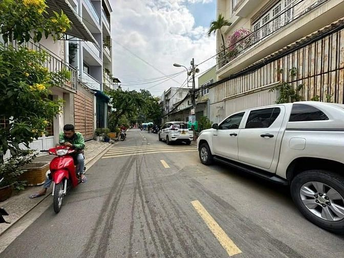 Hình ảnh Biệt thự đẹp Nguyễn Văn Linh, Quận 7. 8*30, 4 tầng, hạ giá mạnh 17 tỷ.