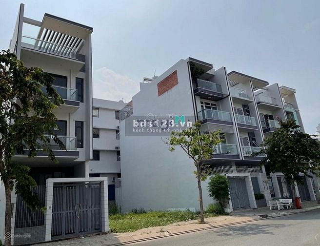 Hình ảnh Đất cực hiếm ngay Lã Xuân Oai, Long Trường, Q9, giá 2tỷ690/87m2, SHR.