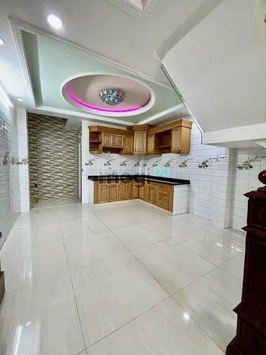 Hình ảnh Cho thuê nhà 258B Cách Mạng Tháng 8, Quận 3. DTSD hơn 200m2