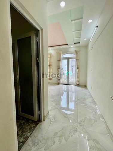 Hình ảnh Cho thuê nhà 258B Cách Mạng Tháng 8, Quận 3. DTSD hơn 200m2