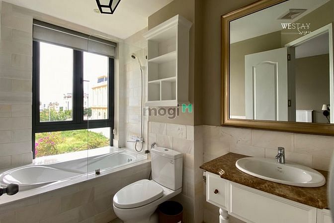Hình ảnh Hoa Mộc Lan bên ô cửa .