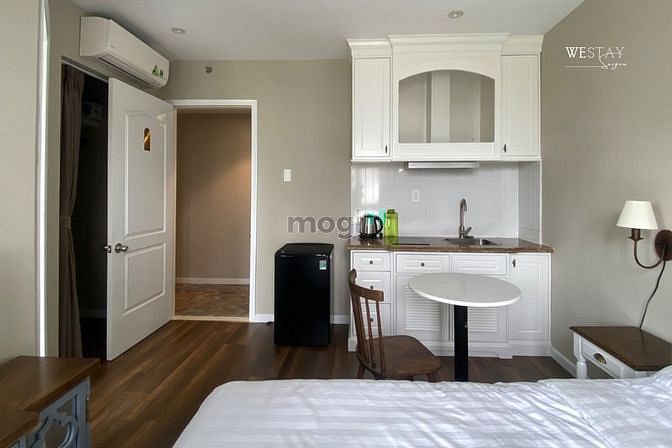 Hình ảnh Hoa Mộc Lan bên ô cửa .