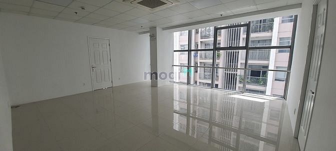 Hình ảnh Office tại Luxcity 528 Huỳnh Tấn Phát cạnh bên là siêu thị Chợ Lớn.