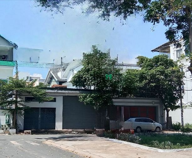 Hình ảnh Kho+biệt thự trống suốt có thang vận hành cho thuê