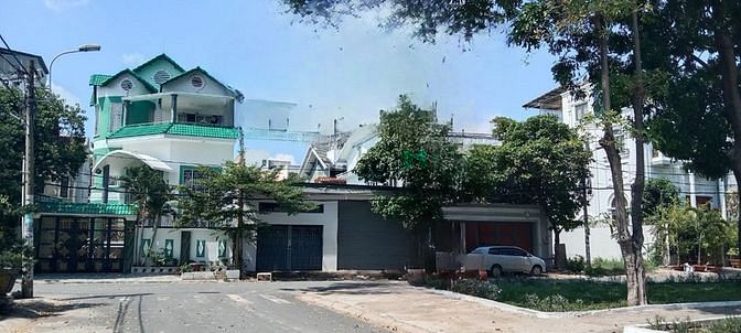 Hình ảnh Kho+biệt thự trống suốt có thang vận hành cho thuê