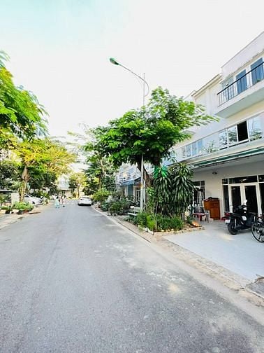Hình ảnh Góc 2 mặt tiền 170m2, Mega Ruby, nội thất cơ bản, tiện ở hoặc làm cty