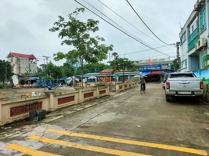 Hình ảnh BÁN LỖ! Đất Liêm Mạc, Bắc Từ Liêm, giáp phố, gần sân chơi, 50m, mt 4m