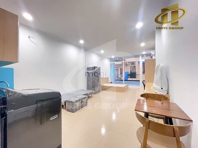Hình ảnh Phòng ban công rộng 50m2 full nội thất _ giá rẻ _ sát quận 1