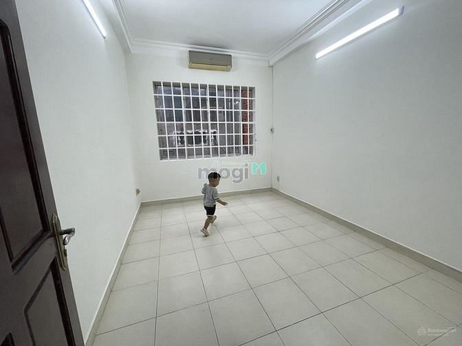 Hình ảnh MT đường Đồng Đen, Tân Bình, 200m2 SD, 3 tầng, cầu thang cuối nhà