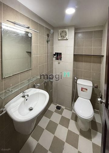 Hình ảnh MT đường Đồng Đen, Tân Bình, 200m2 SD, 3 tầng, cầu thang cuối nhà