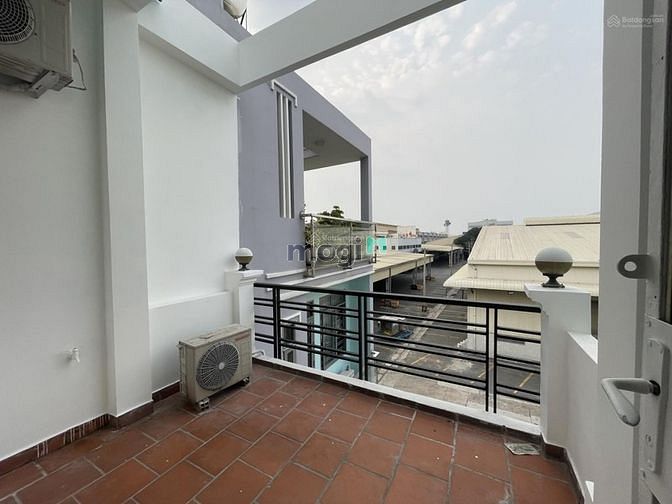 Hình ảnh MT đường Đồng Đen, Tân Bình, 200m2 SD, 3 tầng, cầu thang cuối nhà
