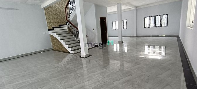 Hình ảnh Cho thuê nhà 8x20- 3 lầu trống suốt khu Tên Lửa