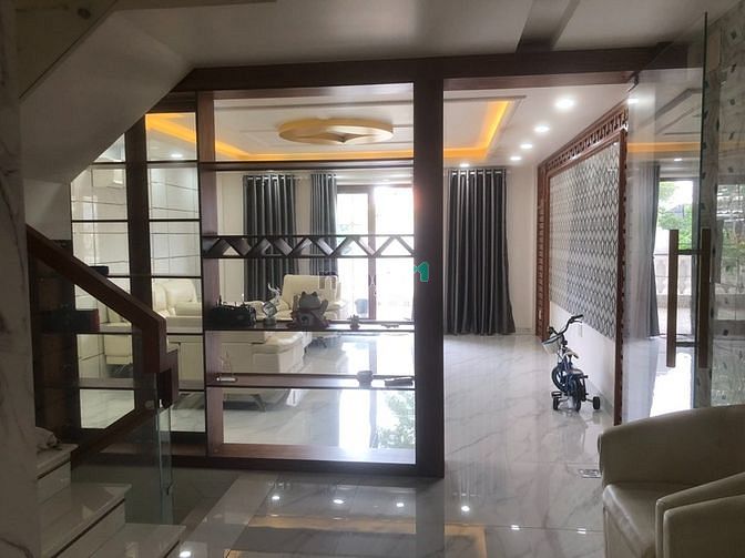 Hình ảnh Cho thuê nhà nguyên căn 1 hầm+1 trệt+3 lầu tên lửa