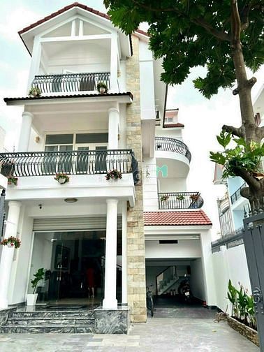 Hình ảnh Biệt thự đẹp Nguyễn Văn Linh, Quận 7. 8*30, 4 tầng, hạ giá mạnh 17 tỷ.