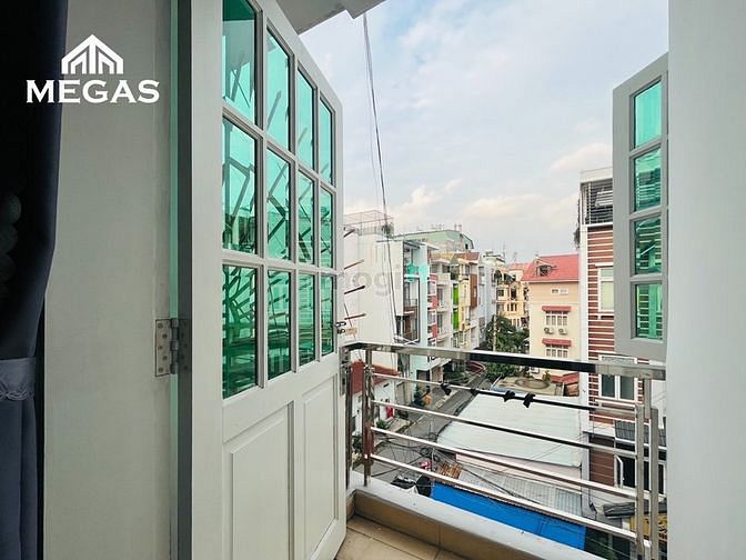 Hình ảnh Studio bancol, cửa sổ lớn ngay vòng xoay Trần Não