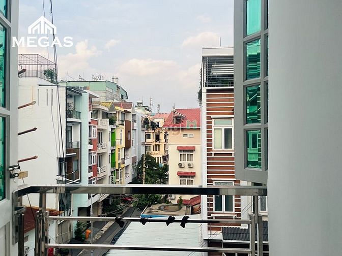 Hình ảnh Studio bancol, cửa sổ lớn ngay vòng xoay Trần Não