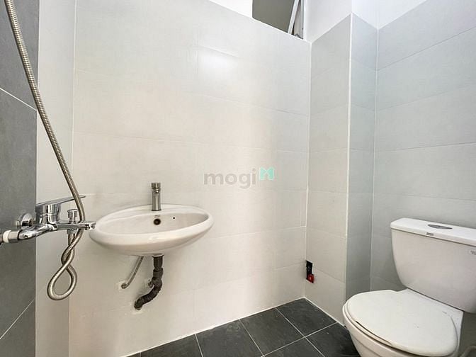 Hình ảnh Phòng có ban công rộng lớn. Nội thất mới 100%