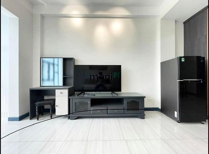 Hình ảnh Studio full nội thất có cửa sổ rộng và thoáng mát
